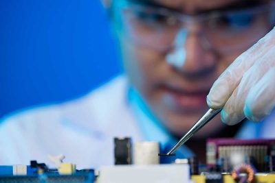 assembling electronic circuit board